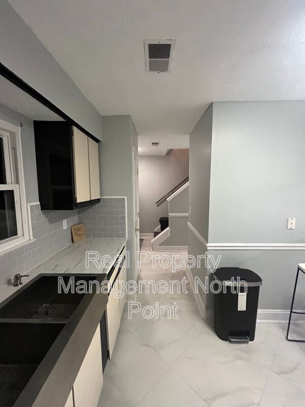 Foto del edificio - 5127 Village Green Way