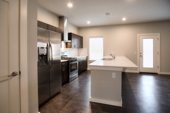 Kitchen with refri - 200 W McArthur Dr