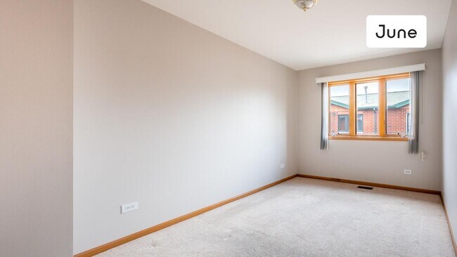 Building Photo - ROOM ONLY in 4-bed/2.5-bath Home