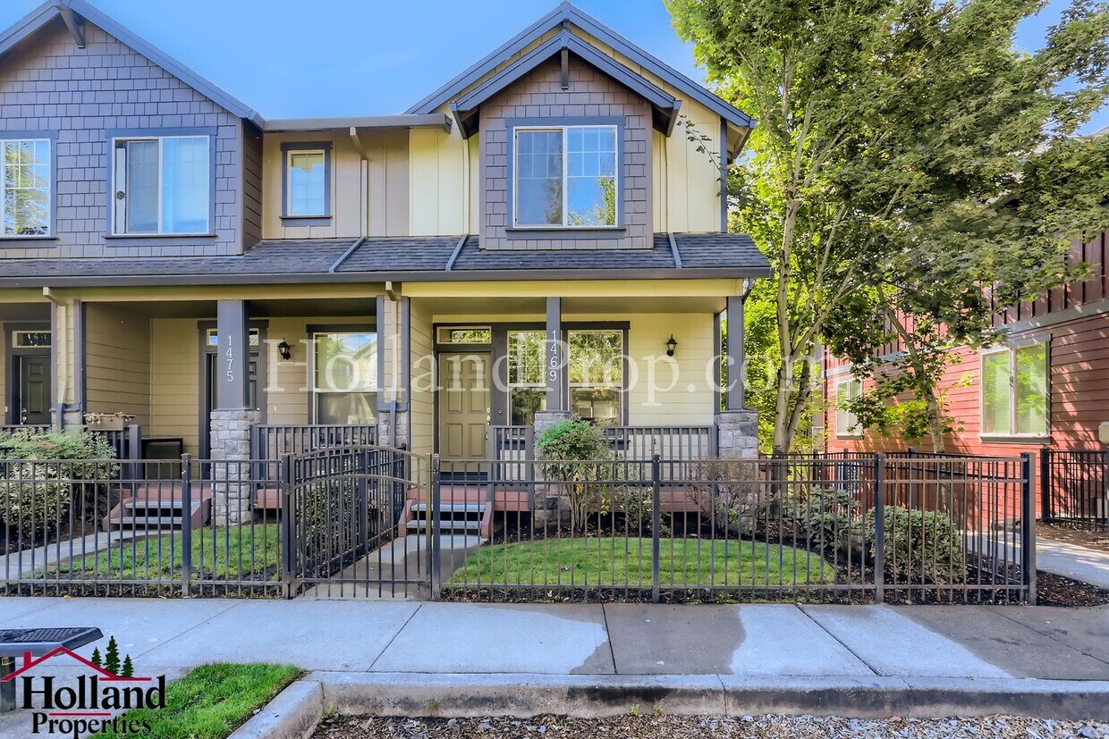 Primary Photo - Stunning End-Unit Townhouse with Over 1,40...