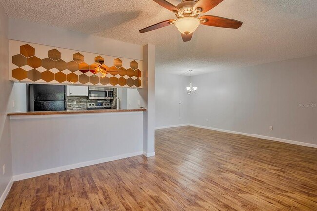 Building Photo - 2525 W Bay Dr