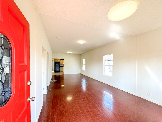 Building Photo - 4537 Russell Ave