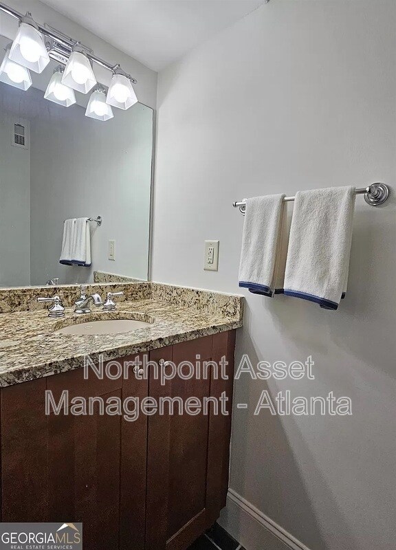 Foto del edificio - 1438 Hillpine Ln NE
