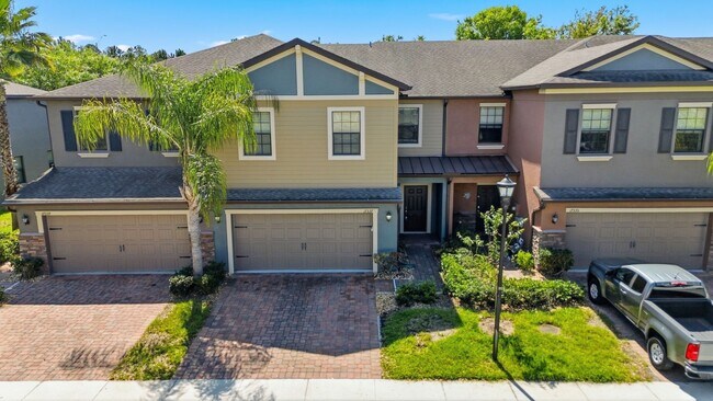 Foto del edificio - Stunning 3 BR + LOFT/2.5 BA /2-Car Garage townhome in the highly desirable GATED community of Hid...