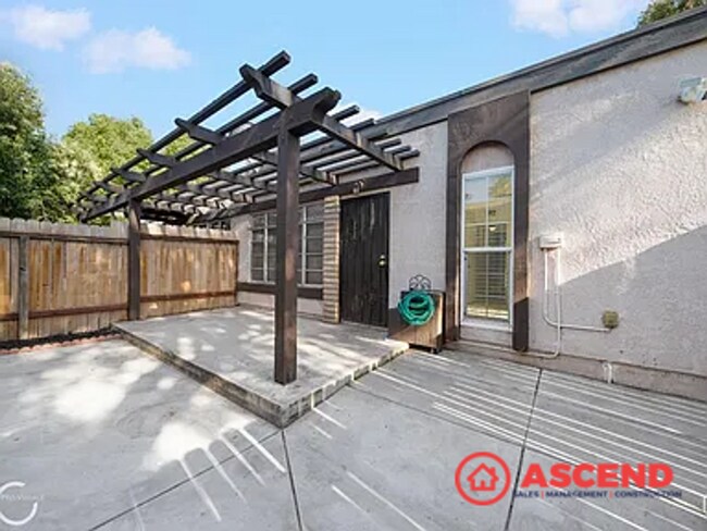 Foto del edificio - Beautiful 2 Bedroom Apartment!