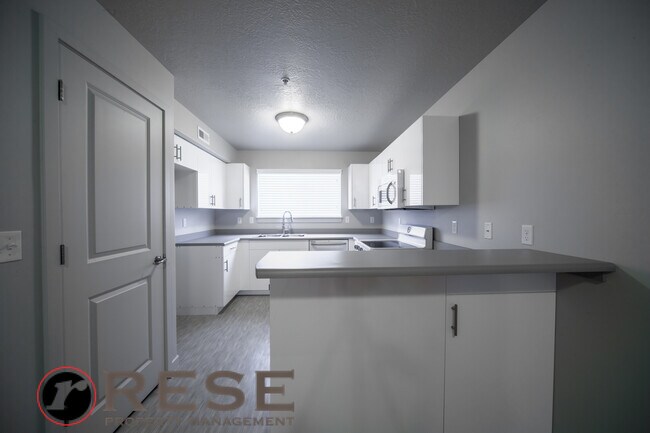 Foto del edificio - Beautiful Modern Orem Condo w free interne...