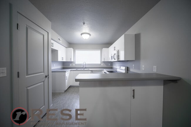 Building Photo - Beautiful Modern Orem Condo w free interne...