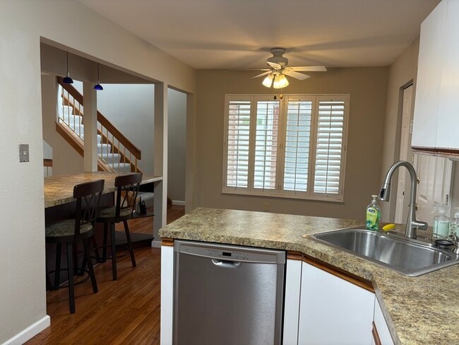 Building Photo - West County 4th/ 3Bth Townhome