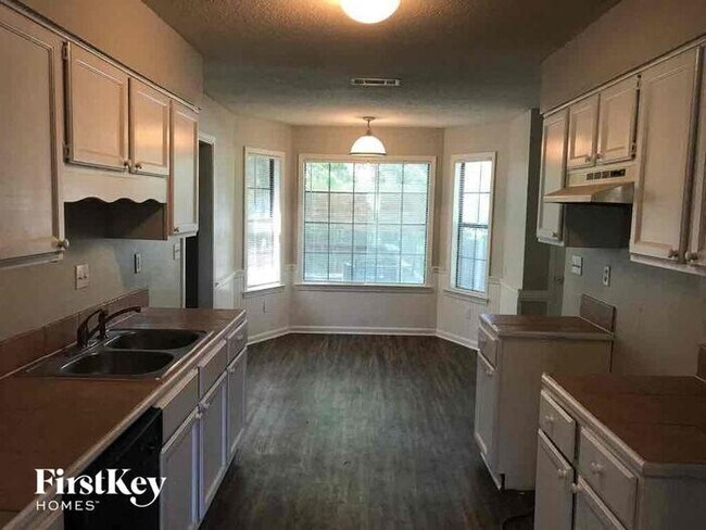 Foto del edificio - 7301 Ashley Oaks Dr