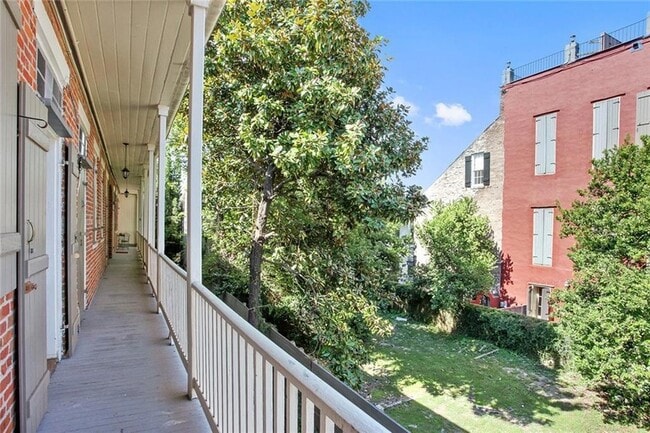 Building Photo - 523 Dumaine St
