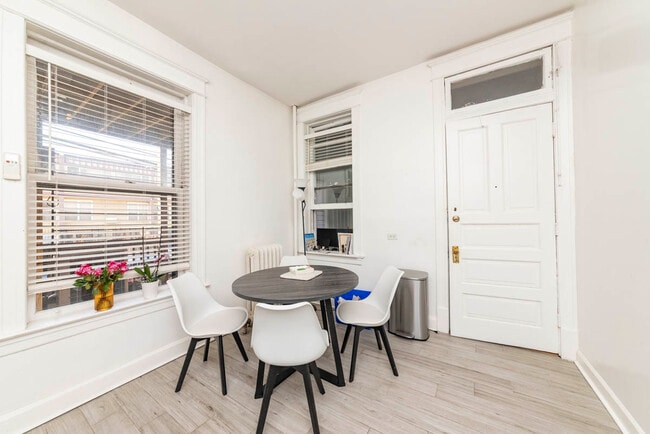 Building Photo - 1722 N Mohawk St