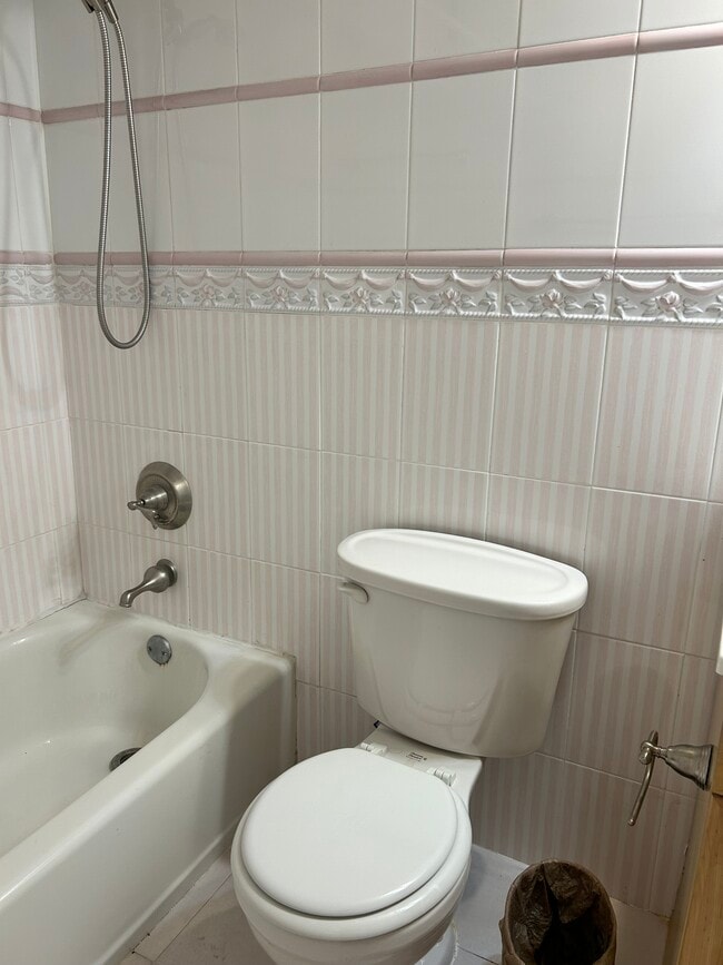 Baño con bañera - 5701 SW 24th St