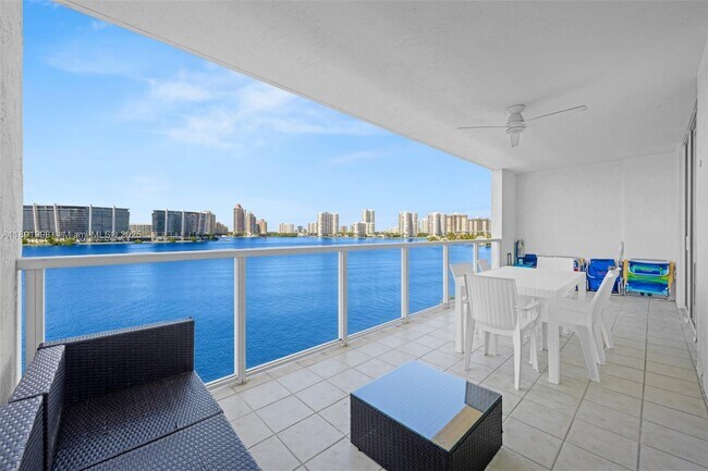 Foto del edificio - 18100 N Bay Rd