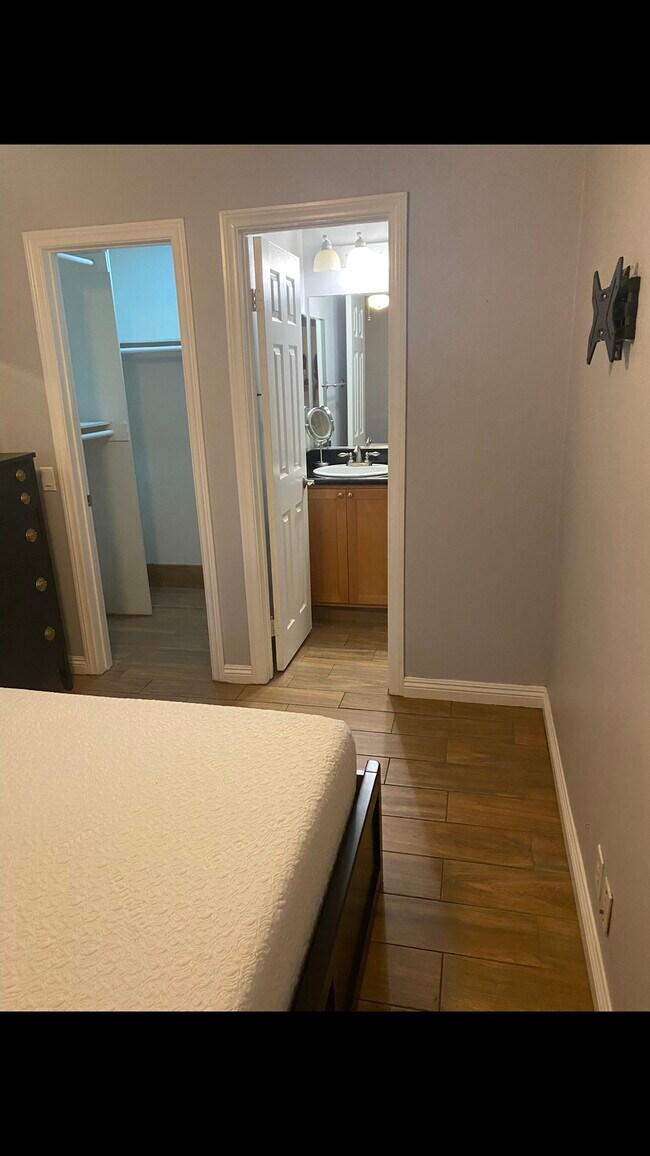 Dormitorio en suite n.° 2 con cama queen con espacio de almacenamiento - 5540 Lindo Paseo
