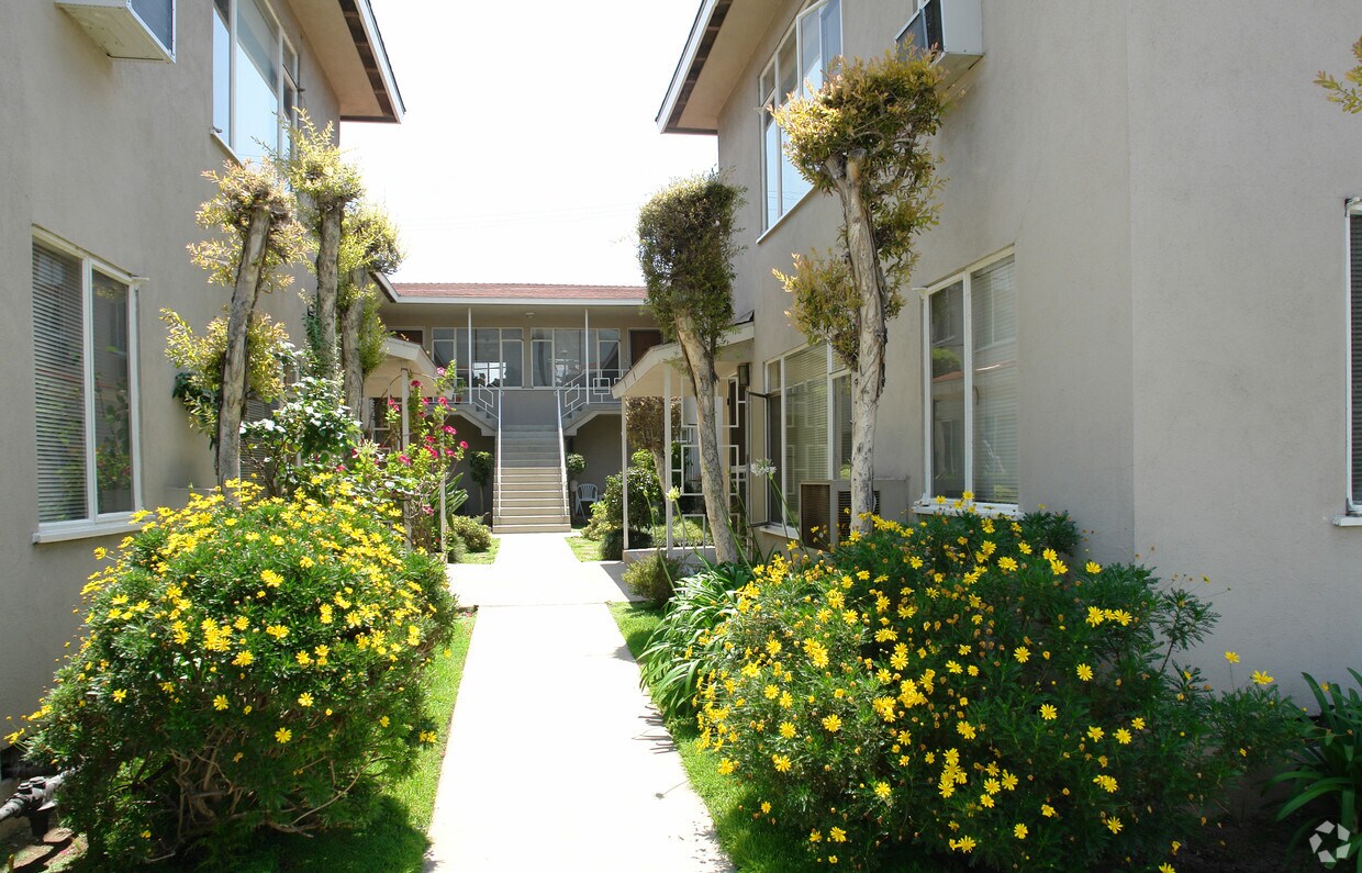 Building Photo - 608 W Glenoaks Blvd