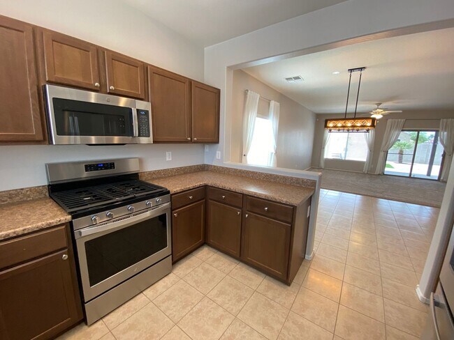 Building Photo - Exceptional 4BR/2BA Home in Magma Ranch! T...
