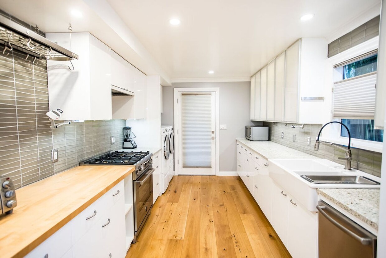 Primary Photo - Spacious 3 Bedroom 2 Bath Home with High E...