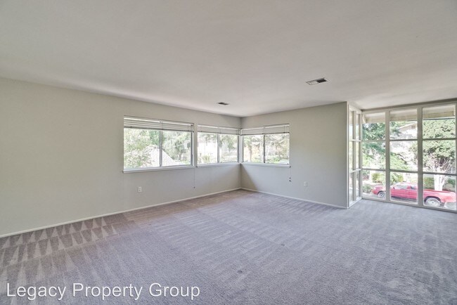 Building Photo - 689 Roble Ave