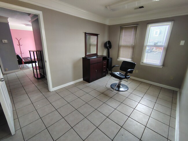 Building Photo - 5772 Rayben Cir