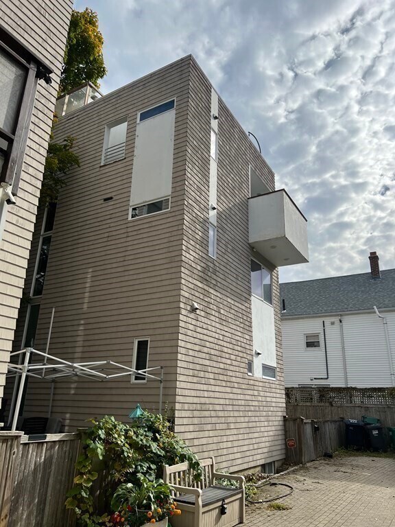 Building Photo - 222 Hurley St