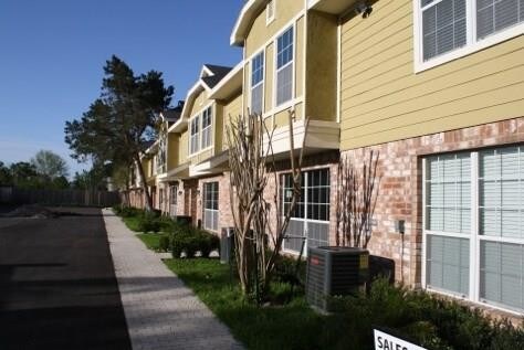 Building Photo - 1520 Sherwood Forest St