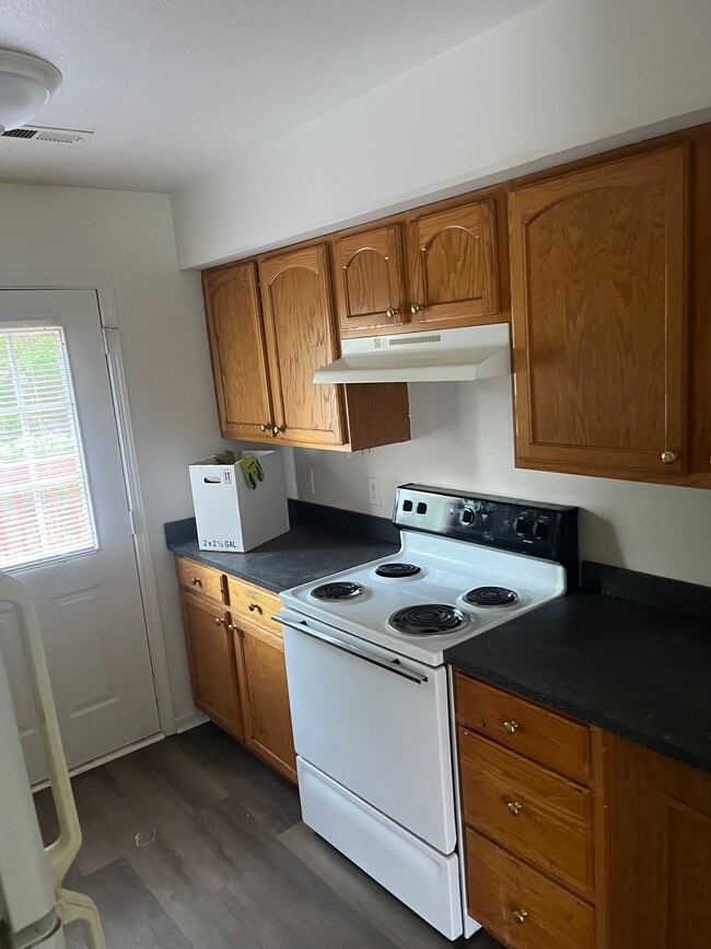 Building Photo - 132 E 12th St