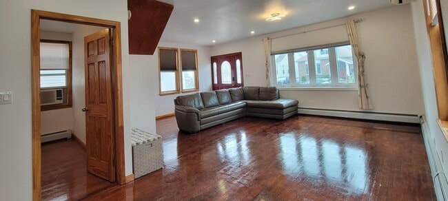 Building Photo - 712 5th St