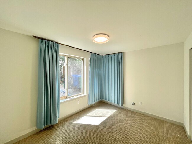 Building Photo - Great Townhome for rent