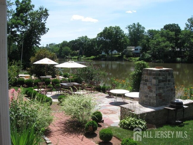 Building Photo - 45 Lakeside Dr S