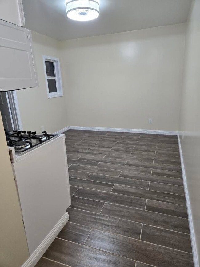 Living room and kitchen open floor plan - 2722 W 73rd St