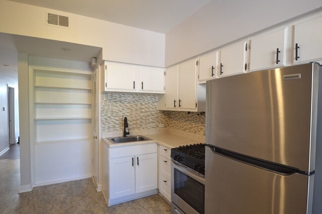 Building Photo - 2943 N Halsted St