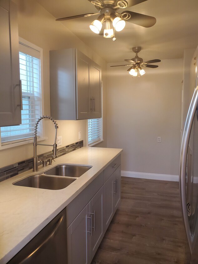 Foto principal - 2859 Granville Ave