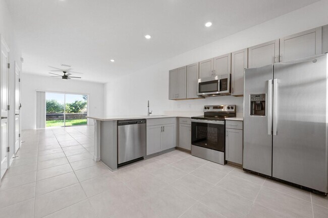 Foto del edificio - BEAUTIFUL 2 BEDROOM 2.5 BATHROOM TOWNHOME LOCATED IN THE HIGHLY SOUGHT AFTER SKY RANCH COMMUNITY!