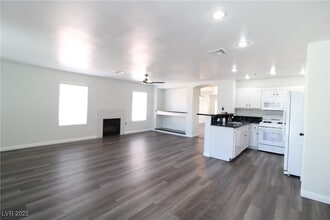 Building Photo - 301 Laguna Glen Dr