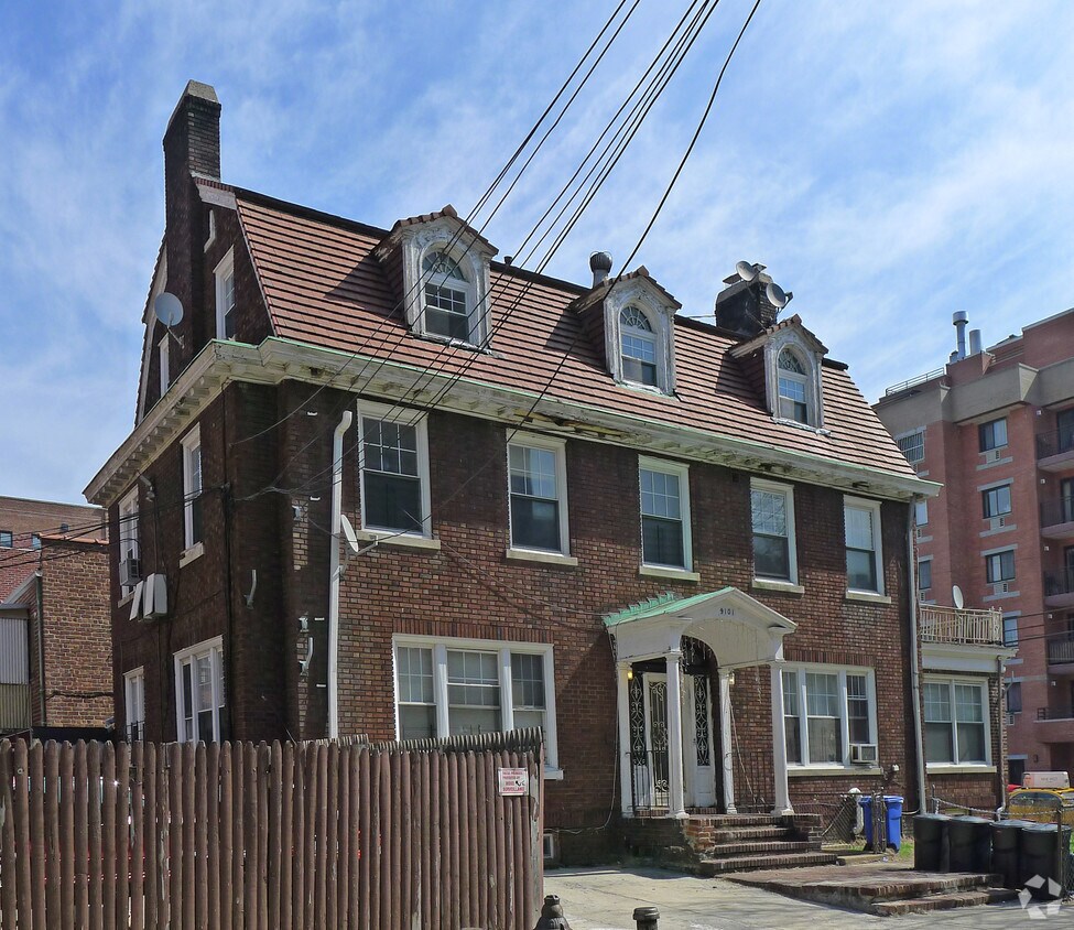 Foto del edificio - 91-01 Whitney Ave