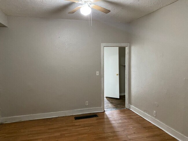 Foto del edificio - 251-251 1/2 N Fifth St