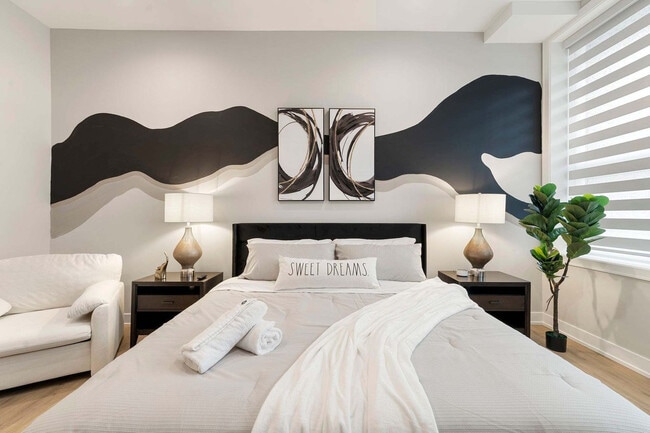 Building Photo - 801 S Western Ave