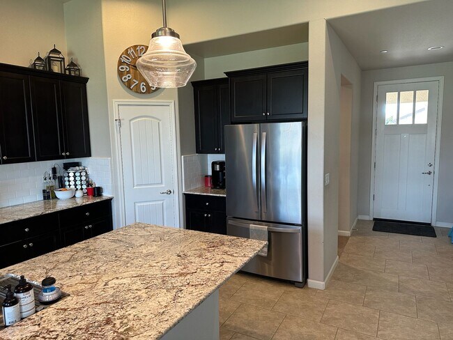 Foto del edificio - 3310 SPRING SAILS AVE - 4 BEDROOM 2 BATH -...