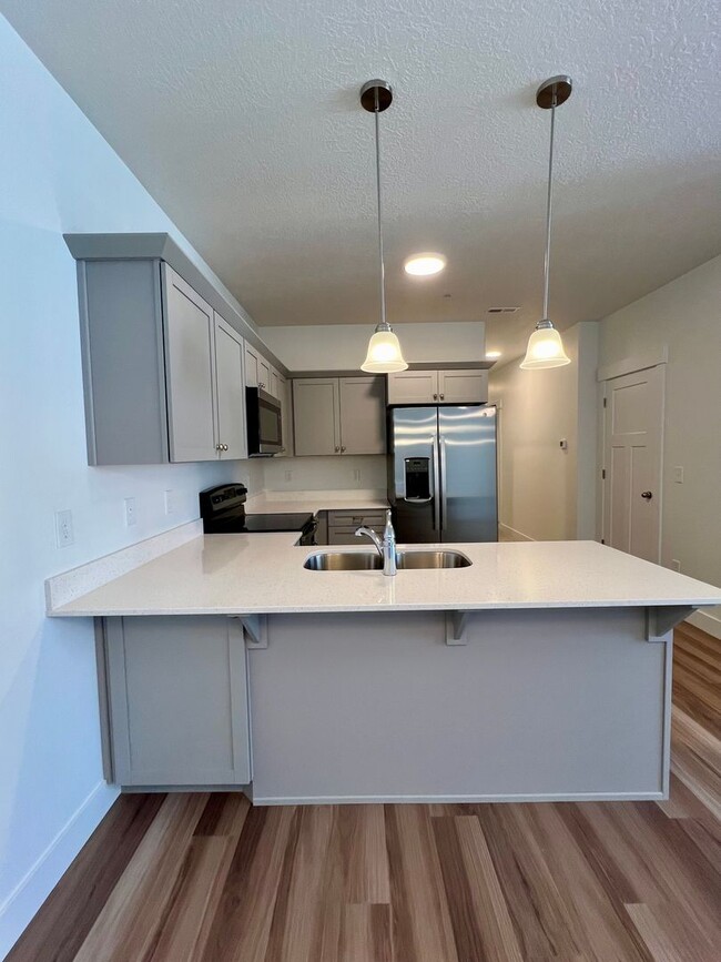 Building Photo - Brand-new Condo Conveniently Located in Ri...