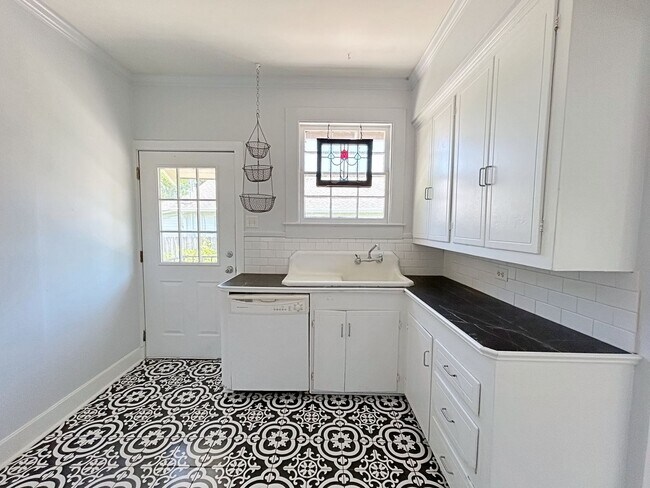 Building Photo - 2 Bedroom In the Garden District !