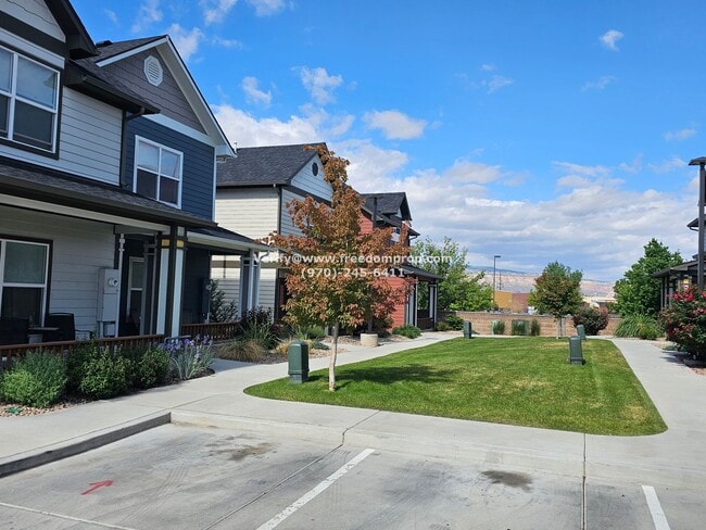 Building Photo - Beautiful 2 Primary bedrooms!!!! 2.5 bath Townhome in North Grand Junction near 24 1/2 rd