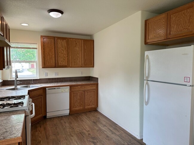 Building Photo - 858 NE Hidden Valley Dr