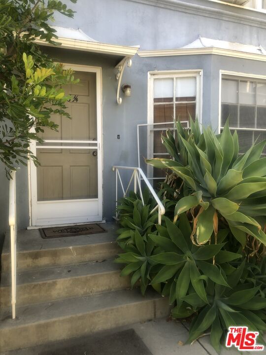 Foto del edificio - 460-460 1/4 Kelton Ave