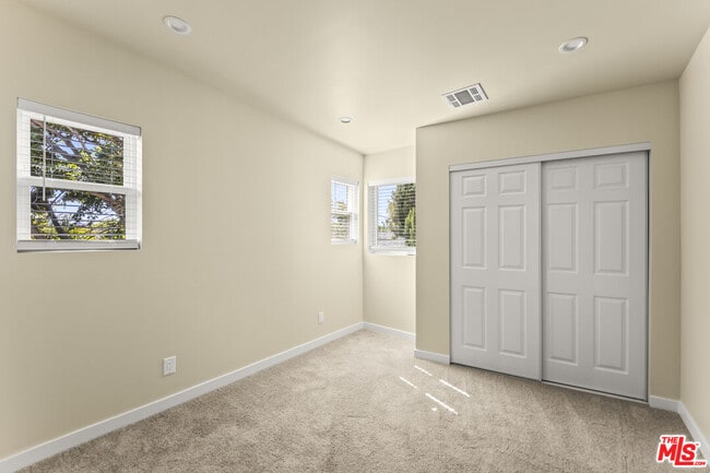 Foto del edificio - 5741 Simpson Ave