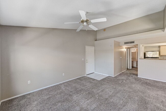 Foto del edificio - Spacious 2-Bed Condo with Balcony in Gated...