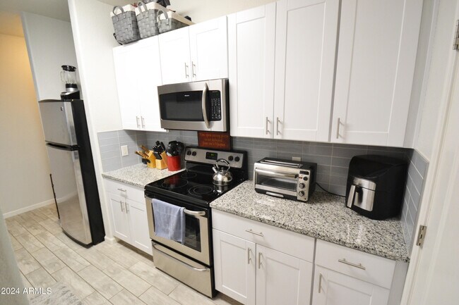 Building Photo - 5302 E Van Buren St