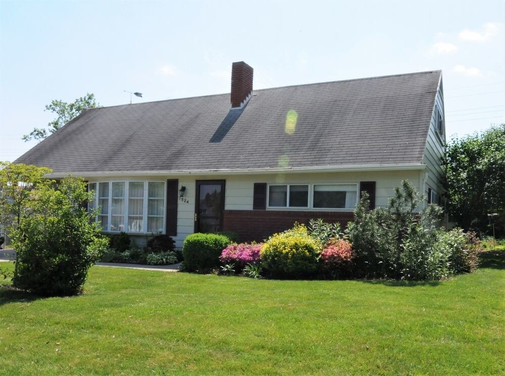 Primary Photo - Immaculate Cape Cod for Lease