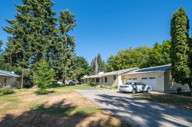 Building Photo - Cute Duplex in CDA