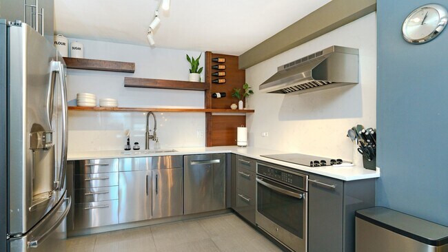Building Photo - 555 W Cornelia Ave