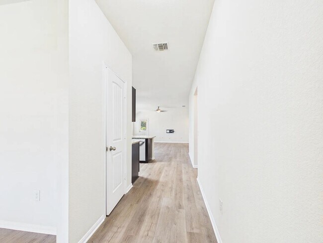 Building Photo - Spacious one-level home in Glenwood!